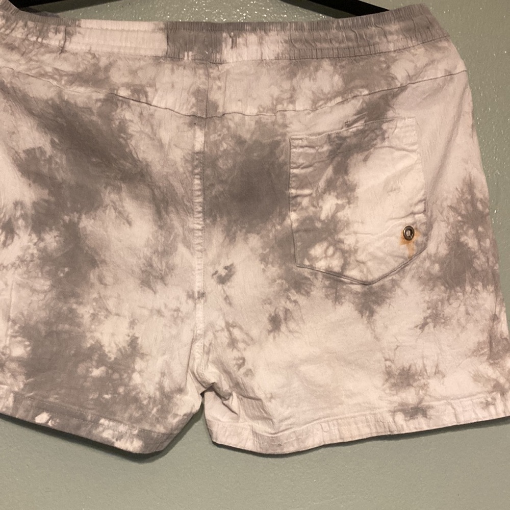 Shorts - Picture 2 of 3